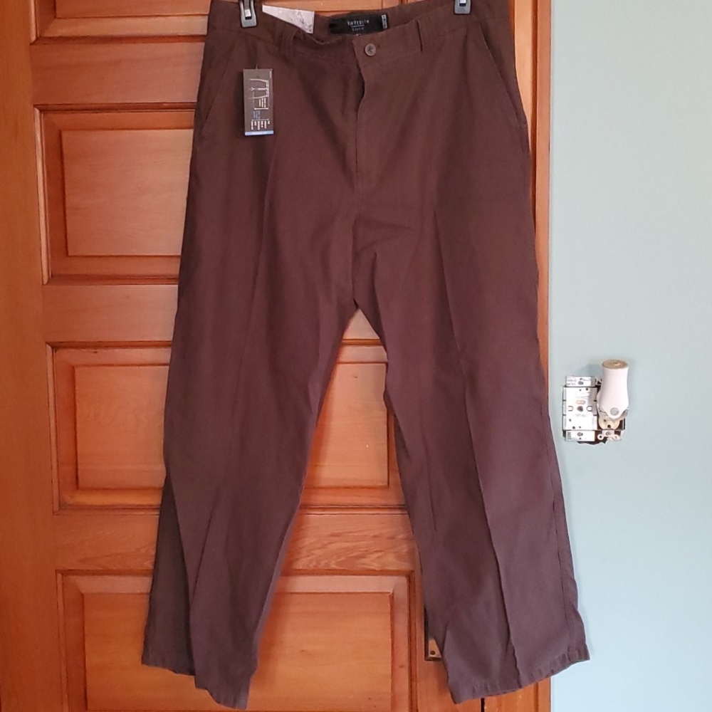 Men's Van Heusen 38x32 precise fit flat front pant